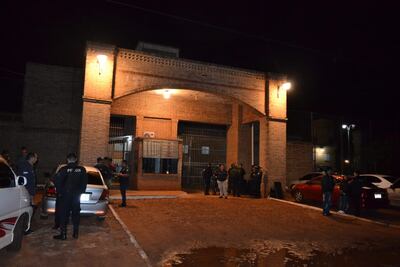 Policías frente a la entrada a la Penitenciaría Regional de Misiones, tras la fuga ocurrida el domingo 7 de agosto.