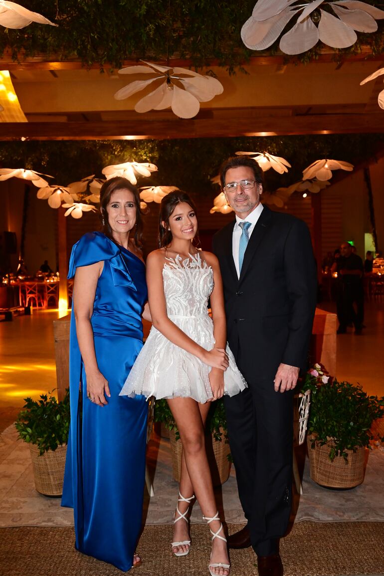 Anna con sus padres. 