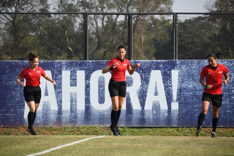 Helena Cantero (m) a minutos del partido entre Cerro Porteño y Libertad-Limpeño en el Parque Azulgrana