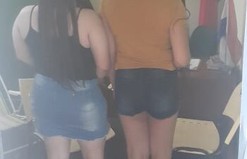 Dos personas fueron detenidas por presuntamente extorsionar a un hombre tras un encuentro íntimo.