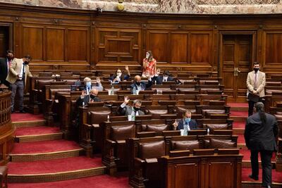 Fotografía cedida por la oficina de Prensa del Parlamento del Uruguay que muestra a senadores durante una sesión en Montevideo (Uruguay).