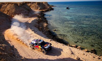 El campeón defensor, Carlos Sainz, pese a sufrir un pinchazo ayer, sigue tercero en la general de autos, que lidera Peterhansel.