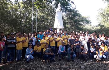 Parte de los fieles que llegaron hasta la cima del cerro para participar de la misa en honor a la Virgen de Caacupé.