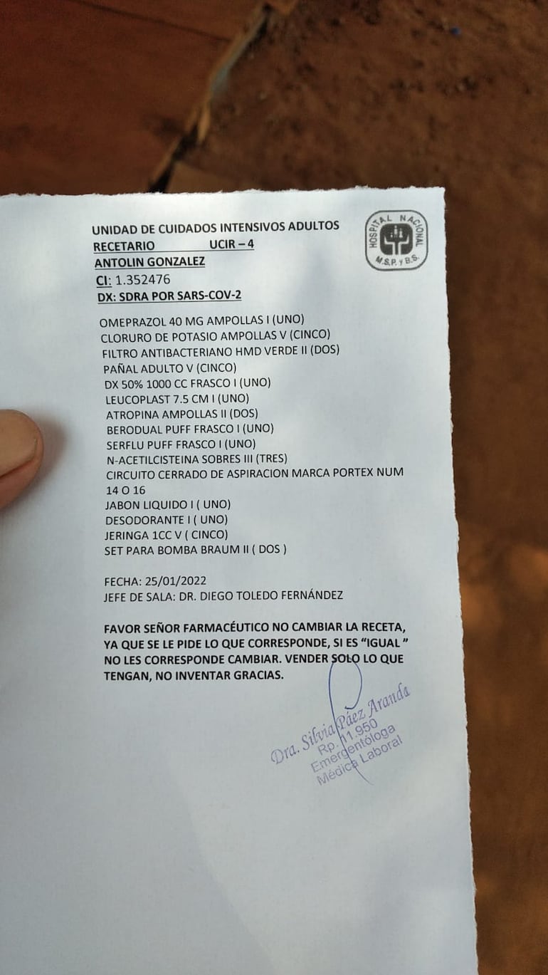 La larga lista de medicamentos, insumos, e incluso elementos de higiene que deben conseguir los familiares de pacientes internados por Covid en el Hospital Nacional de Itaguá.