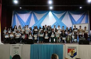 Los participantes, con sus disticiones en el teatro del colegio Salesianito.