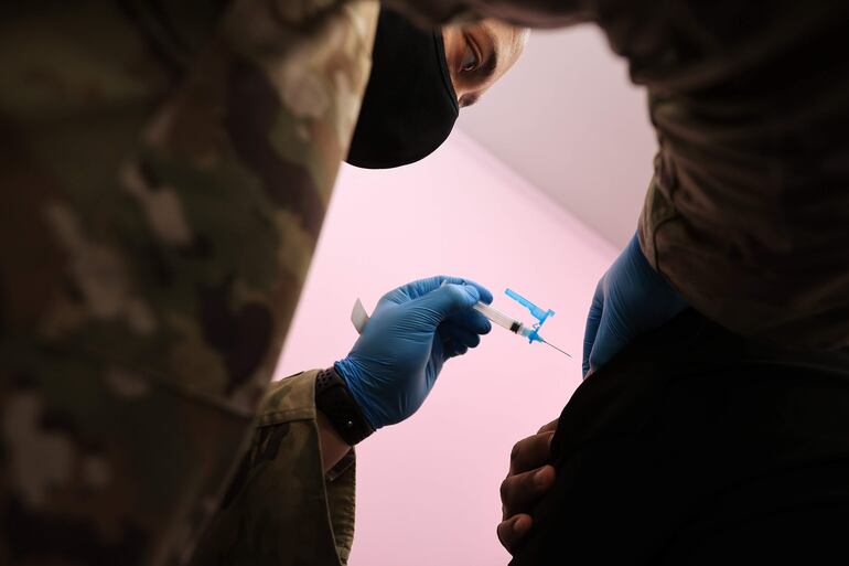 Un soldado administra una dosis de la vacuna de Moderna en un centro de vacunación en Wheaton, Maryland.