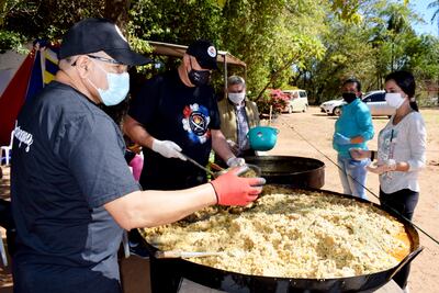 La paella fue distribuida entre 1.000 personas que concurrieron a una canchita ubicada en el predio de la familia Soto.