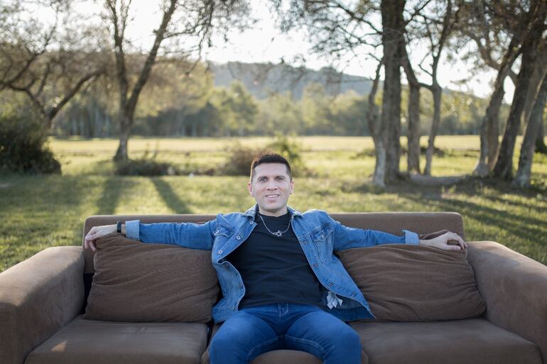 El artista Adolfo Torres lanza su nuevo álbum e insta a no decaer y confiar siempre en Dios