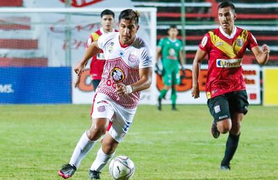 El autor del gol del empate de San Lorenzo, Jesús Amarilla se hace de la pelota ante David Riquelme. (Foto, @SanLorenzo1930).