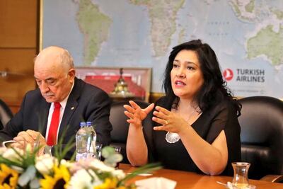 La ministra de Turismo, Sofía Montiel de Afara (derecha) junto al Embajador de la República del Paraguay en Türkiye, Ceferino Valdez (izquierda).