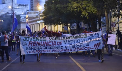 Al son de “ni un paso atrás hasta que renuncien todos” se manifestaron ayer al costado de la Plaza de Armas en Asunción.