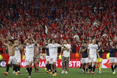 Los jugadores del Sevilla FC celebran con la afición el pase a la final tras el partido de vuelta de semifinales de la Liga Europa que Sevilla FC y Juventus jugaron este jueves en el estadio Sánchez-Pizjuán, en Sevilla. EFE/Julio Muñoz