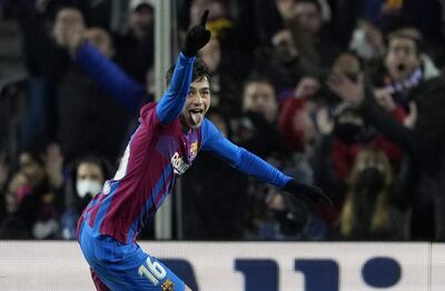 El centrocampista del FC Barcelona Pedro González "Pedri" celebra su gol, primero del equipo, durante el encuentro de la jornada 30 de Liga en Primera División que FC Barcelona y Sevilla FC juegan hoy domingo en el Camp Nou, en Barcelona.