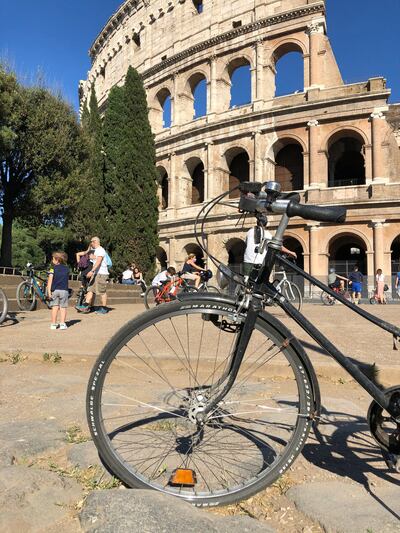 Una bicicleta aparcada junto a uno de los numerosos baches frente al Coliseo en Roma.