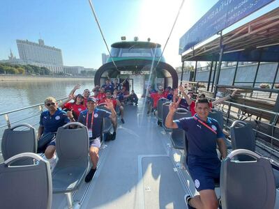 El plantel de los Pynandi en un recorrido por Moscú, antes del estreno ante Japón. (APF)