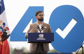 El presidente de Chile, Gabriel Boric, promulgó la ley de las 40 horas semanales de trabajo. (AFP)