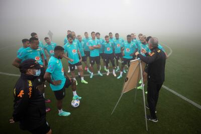 Fotografía cedida por la Confederación Brasileña de Fútbol (CBF) del entrenador Tite (d) durante el segundo entrenamiento de la selección Brasil hoy, en Granja Comary en Teresópolis (Brasil). Brasil se prepara para los partidos con Ecuador y Paraguay por las eliminatorias del Mundial de Catar 2022.