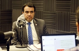 Óscar Llamosas, ministro sustituto de Hacienda, estuvo ayer en los estudios de ABC Cardinal respondiendo a las consultas sobre la ley de emergencia y los subsidios previstos.