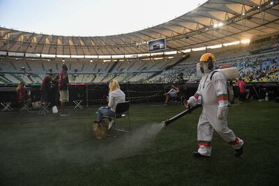 Un integrante del staff de desinfección realiza su trabajo durante la final en el Maracaná.