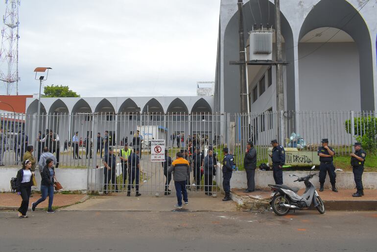 La Gobernación del Guairá está rodeado de policías ante cualquier eventualidad. 