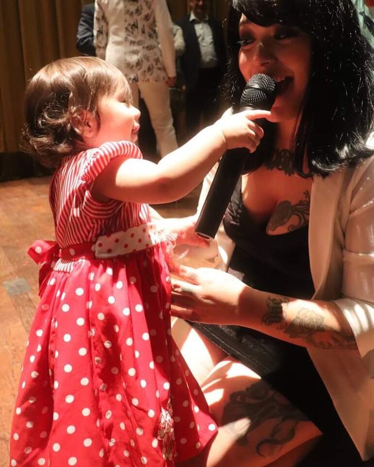 Andrea Valobra junto a su pequeñita Eira Nina, quien junto a su hermano Tino quedaron con papá Diego Arriola mientras mamá viajó para trabajar. (Instagram/Andrea Valobra)