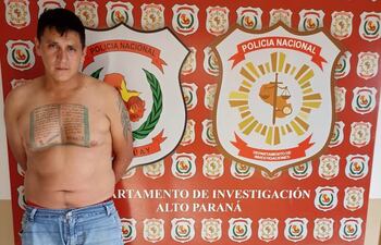 Pablo Javier Cáceres Villasanti, en la base de Investigaciones de Alto Paraná, con parte de las evidencias incautadas.