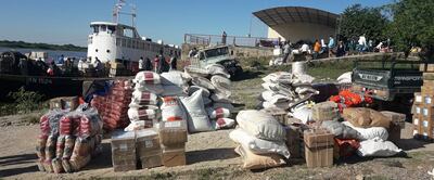 Mercaderías descargadas del barco Aquidabán en el puerto de Fuerte Olimpo. La embarcación es el principal medio de transporte.