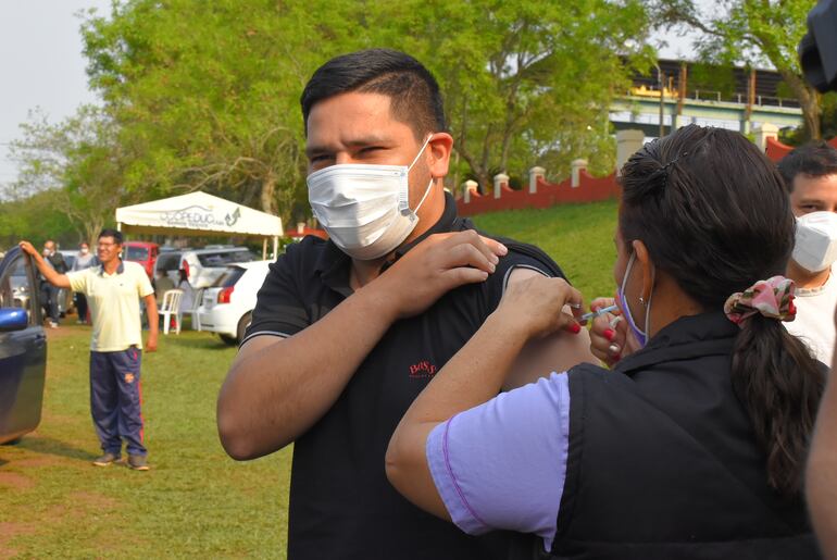Uno de los pacientes al momento de recibir su segunda dosis de la Sputnik V en el autovac del Barrio Estación de Villarrica.