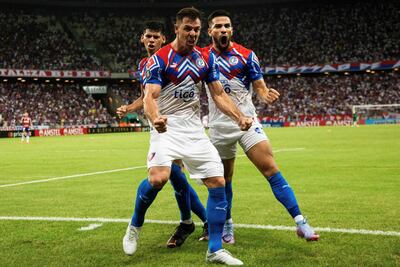 Diego Churín (c), delantero de Cerro Porteño, celebra junto a Robert Morales (i) y Daniel Rivas (d) el tanto contra Fortaleza en la ida de la Fase 3 de la Copa Libertadores en el estadio Castelao, en Fortaleza, Brasil.