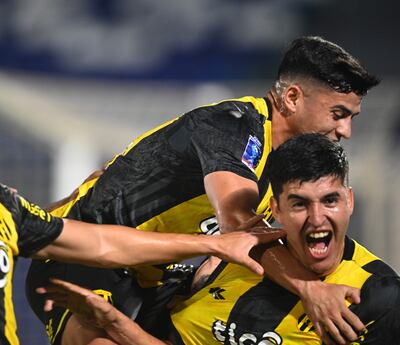 Diego Valdez y Marcelo González festejan el gol del "Mudo", durante el partido del miércoles en la Copa Paraguay. Guaraní perdió con Nacional por 3-2 y quedó al margen del duelo consagratorio.