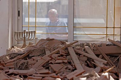 Un israeli inspecciona los daños causados a su vivienda  en la ciudad de Sderot, luego de un ataque con cohetes desde la franja de Gaza.