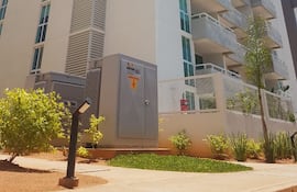 Intervención de la Ande en complejo habitacional de Roque Alonso.