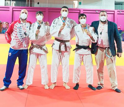 El entrenador Gabriel Vicentini, el medallista de plata Saúl Arévalo y los de oro Ángel Gini y Marcelo Vicentini, junto al presidente Sergio Kanonnikoff.