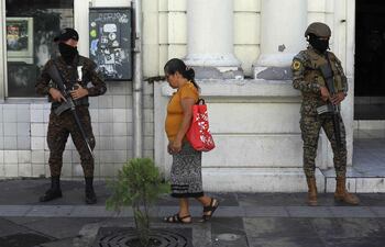 Soldados permanecen en el centro de San Salvador, como parte de las labores de seguridad que han sido delegadas al ejército en San Salvador (El Salvador).
