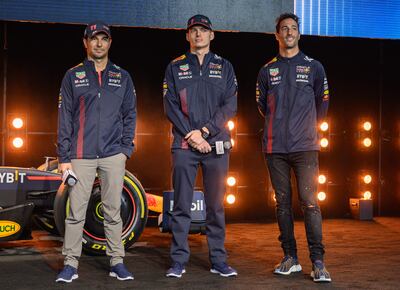 El mexicano Sergio Pérez (i), neerlandés Max Verstappen (c) y el australiano Daniel Ricciardo, en la presentación del monoplaza RB19 en Nueva York.