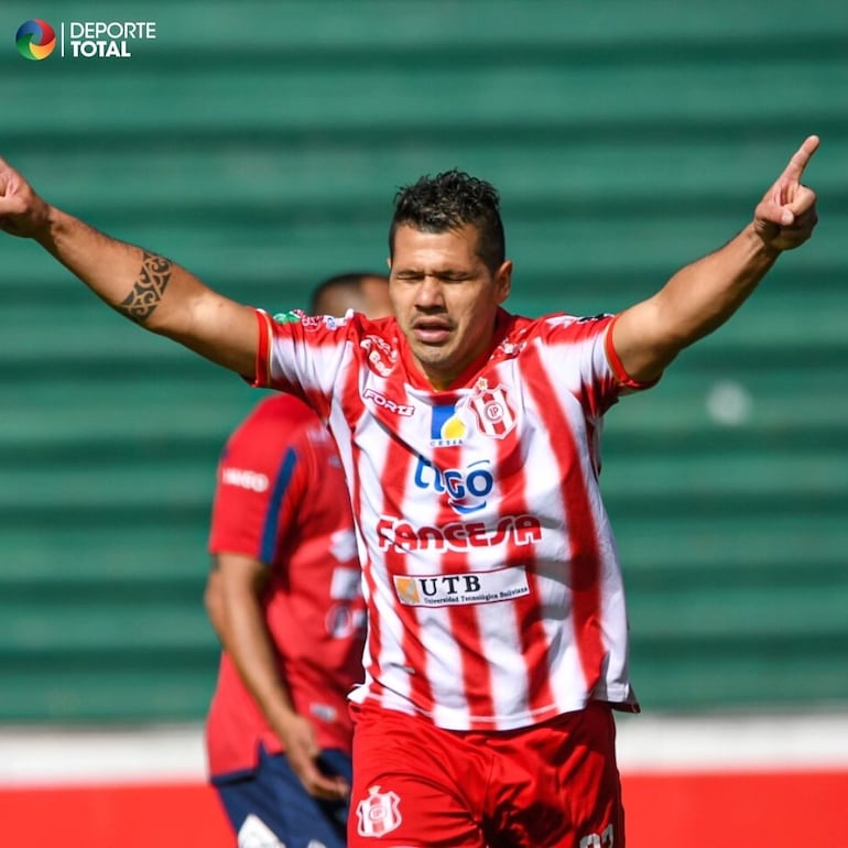 Robin Ramírez festeja uno de los dos tantos que marcó ayer para Independiente Petrolero.