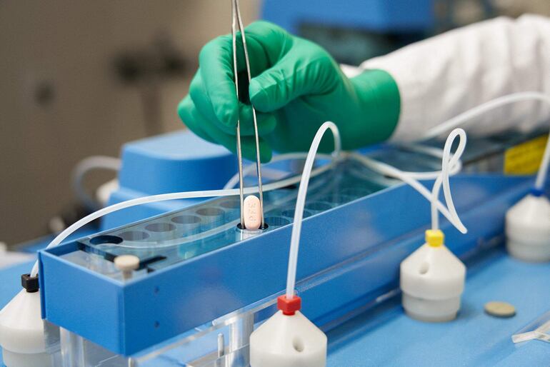 Fabricación de las píldoras antivirales contra el Covid, en plena fabricación en el laboratorio de Pfizer.