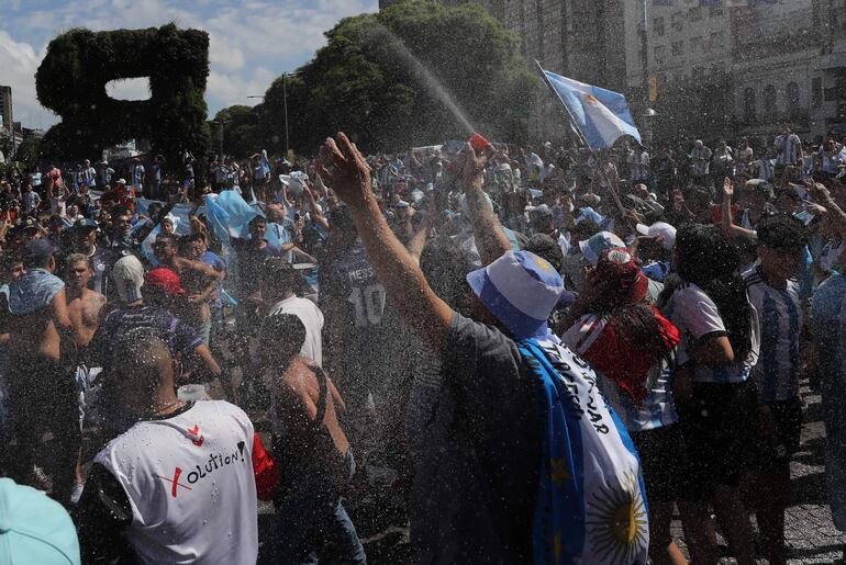 Hinchas argentinos animan hoy, en los alrededores del Obelisco, antes de la final del Mundial de Fútbol Qatar 2022 entre Argentina y Francia, en Buenos Aires (Argentina). 
