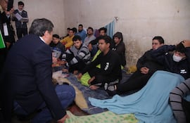 Blas Lanzoni, presidente de la comisión de DDHH del Senado conversa con detenidos en la sede del Departamento Judicial de la Policía Nacional.