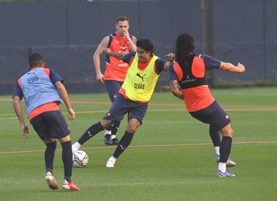 Marcelo Moreno (c), durante un entrenamiento de Cerro Porteño.