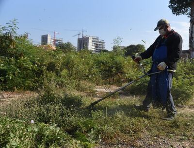 Un funcionario procede a la limpieza del predio que se encontraba en pésima situación, entre malezas y basuras.