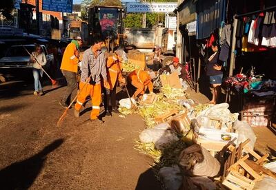 Una gran cantidad de basura quedó en el mercado de San Lorenzo, luego de las compras para la noche buena.