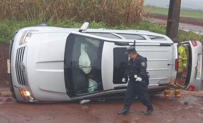 La camioneta salió de la ruta y terminó en la entrada de un camino rural.