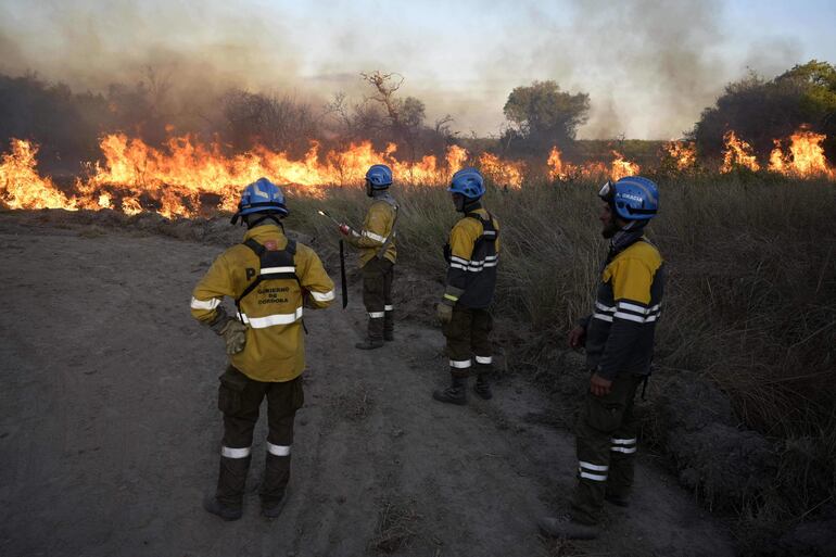 Brigadistas combaten los incendios que arrasan los campos del Paraje Uguay, Corrientes, Argentina.