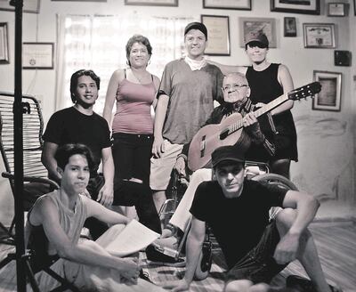 El equipo realizador de la película “La afinación del diablo”, junto al ya fallecido “Kamba’i”.