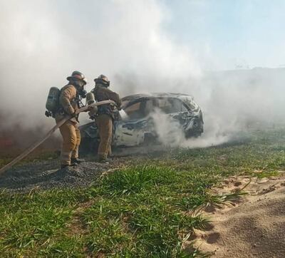 Bomberos sofocaron las llamas y encontraron el cuerpo totalmente calcinado en el interior del rodado.