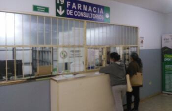 Área de farmacia del centro asistencial. Los pacientes denuncian que se ven obligados a comprar los medicamentos más caros.