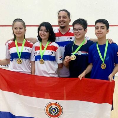 Nicole Krauch (13 años), Giuliana Cino (12), Gabriel Subeldía (11) y Andrés Acosta (13) exhiben sus medallas acompañados del entrenador Gerardo Gatti.