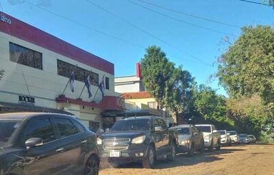 La caravana de vehículos que llegó hasta la sede de la institución educativa.