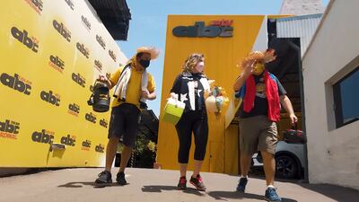 Los periodistas de ABC Rubén Darío Orué, Mabel Rehnfeldt y Pablo Guerrero se preparan para acompañar a los devotos fieles de la Virgen de Caacupé durante toda la madrugada del 8 de diciembre.